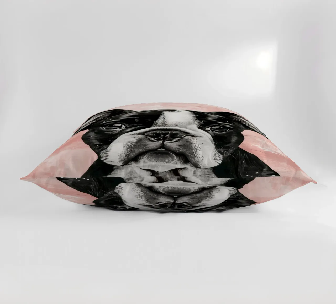 Bulldog dallo sguardo dolce, che riposa serenamente in un attimo cuscino da DesignDoodle