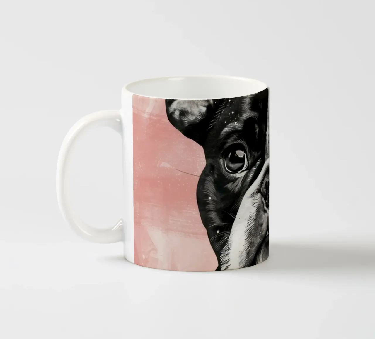 Bulldog dallo sguardo dolce, che riposa serenamente in un attimo tazza in ceramica da DesignDoodle