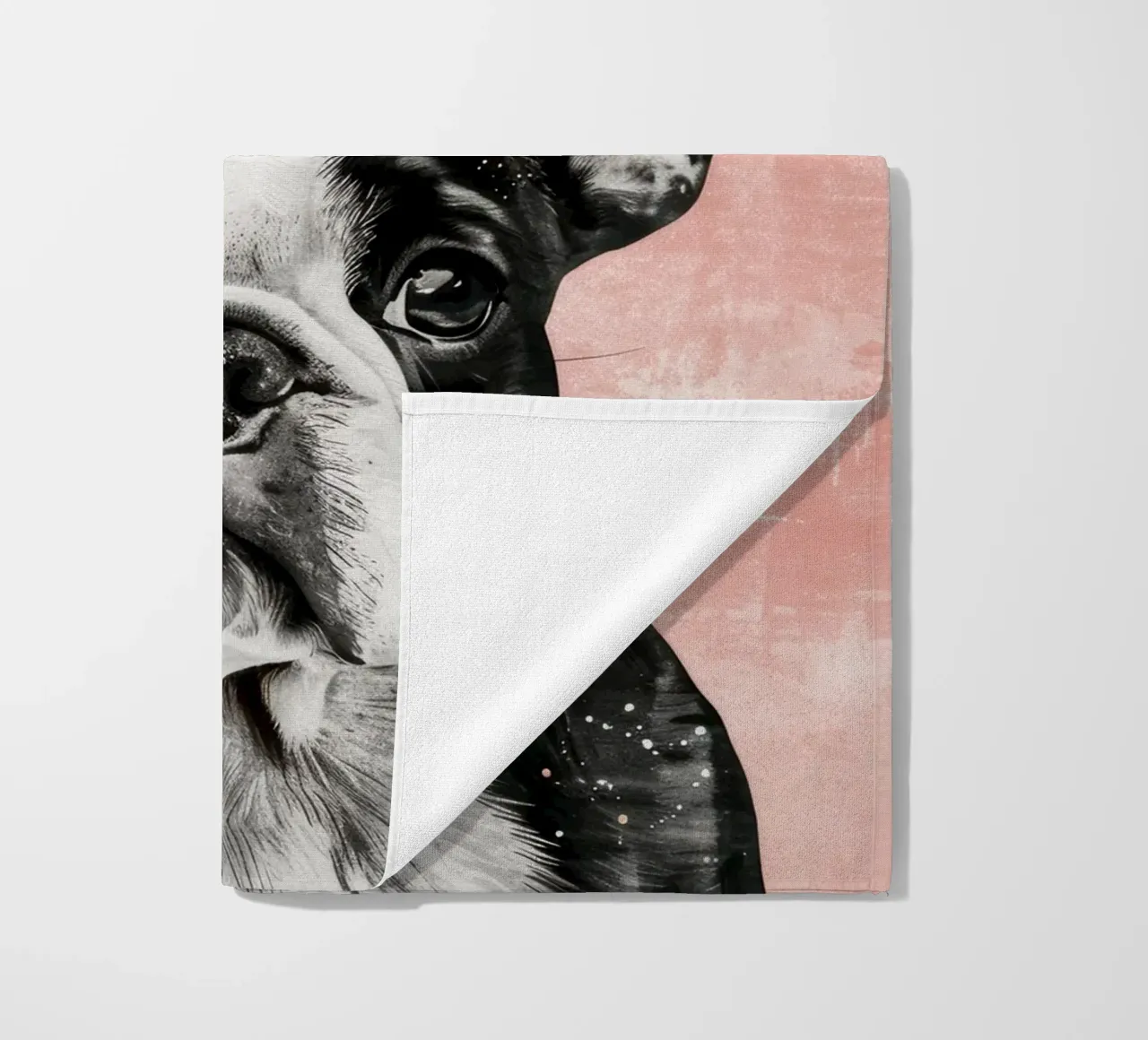 Bulldog dallo sguardo dolce, che riposa serenamente in un attimo telo mare da DesignDoodle
