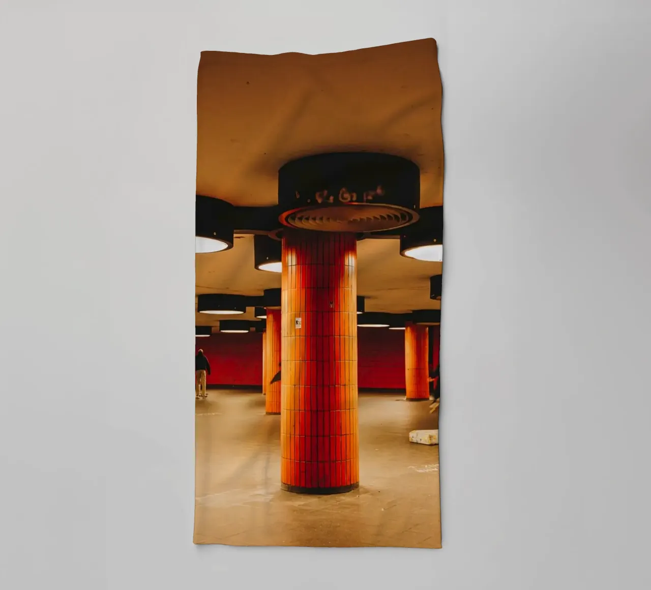Metro Stadstunnel in Berlijn met skateboarders badhanddoek van Bold and Retro
