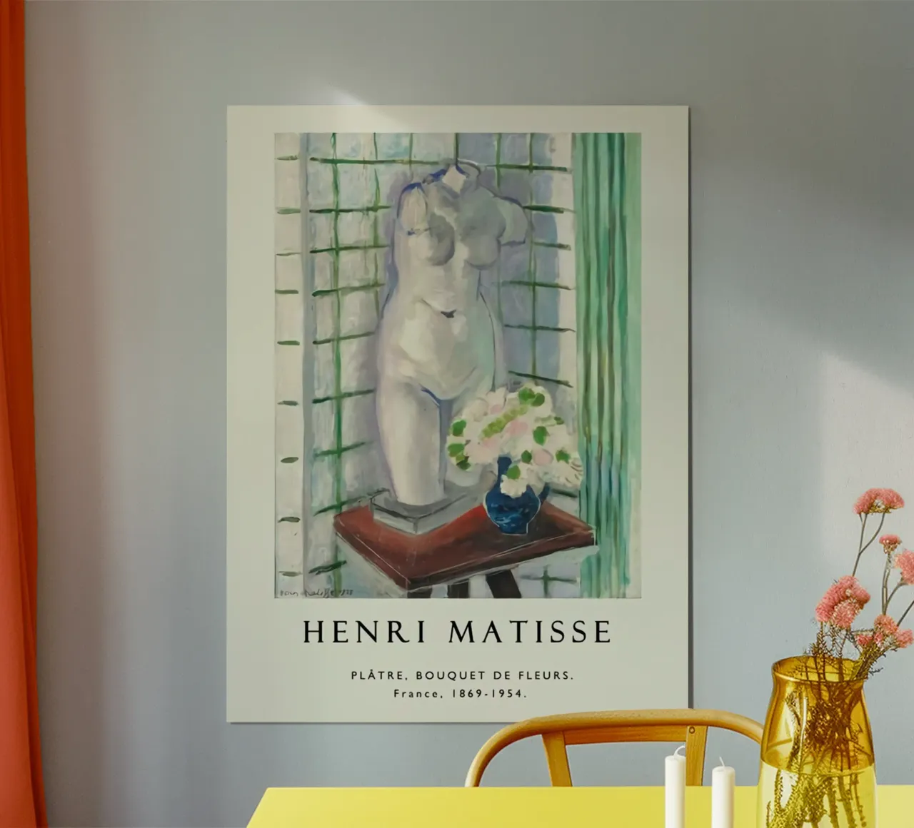 vaso di fiori e manichino sul tavolo poster con telaio in legno da sazkia art