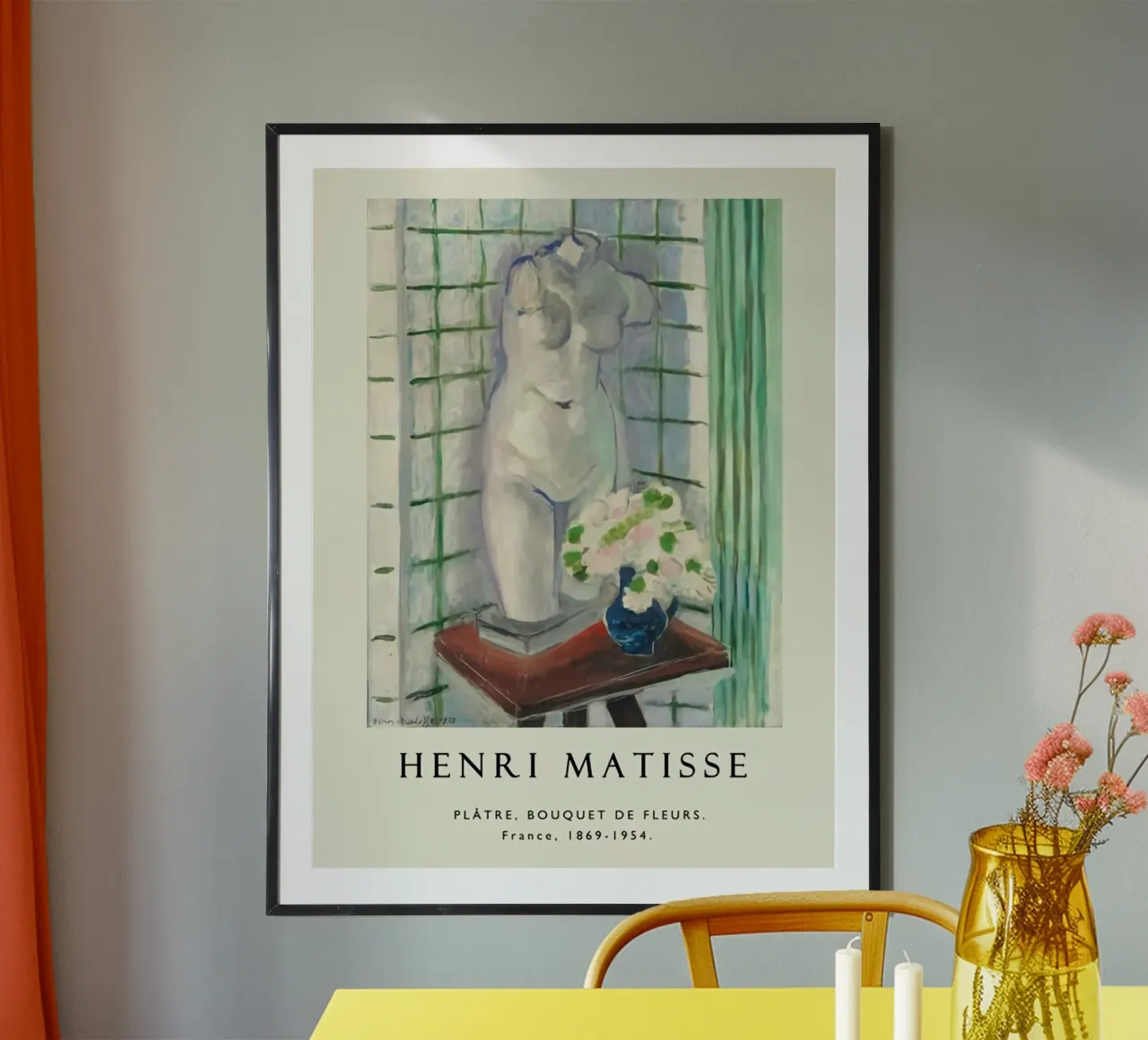 vaso di fiori e manichino sul tavolo poster con telaio in legno da sazkia art