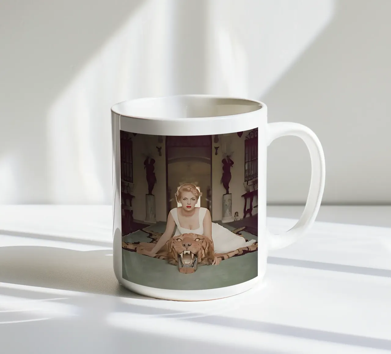 Slim Aarons - La bella e la bestia tazza in ceramica da kaitlinparkershop