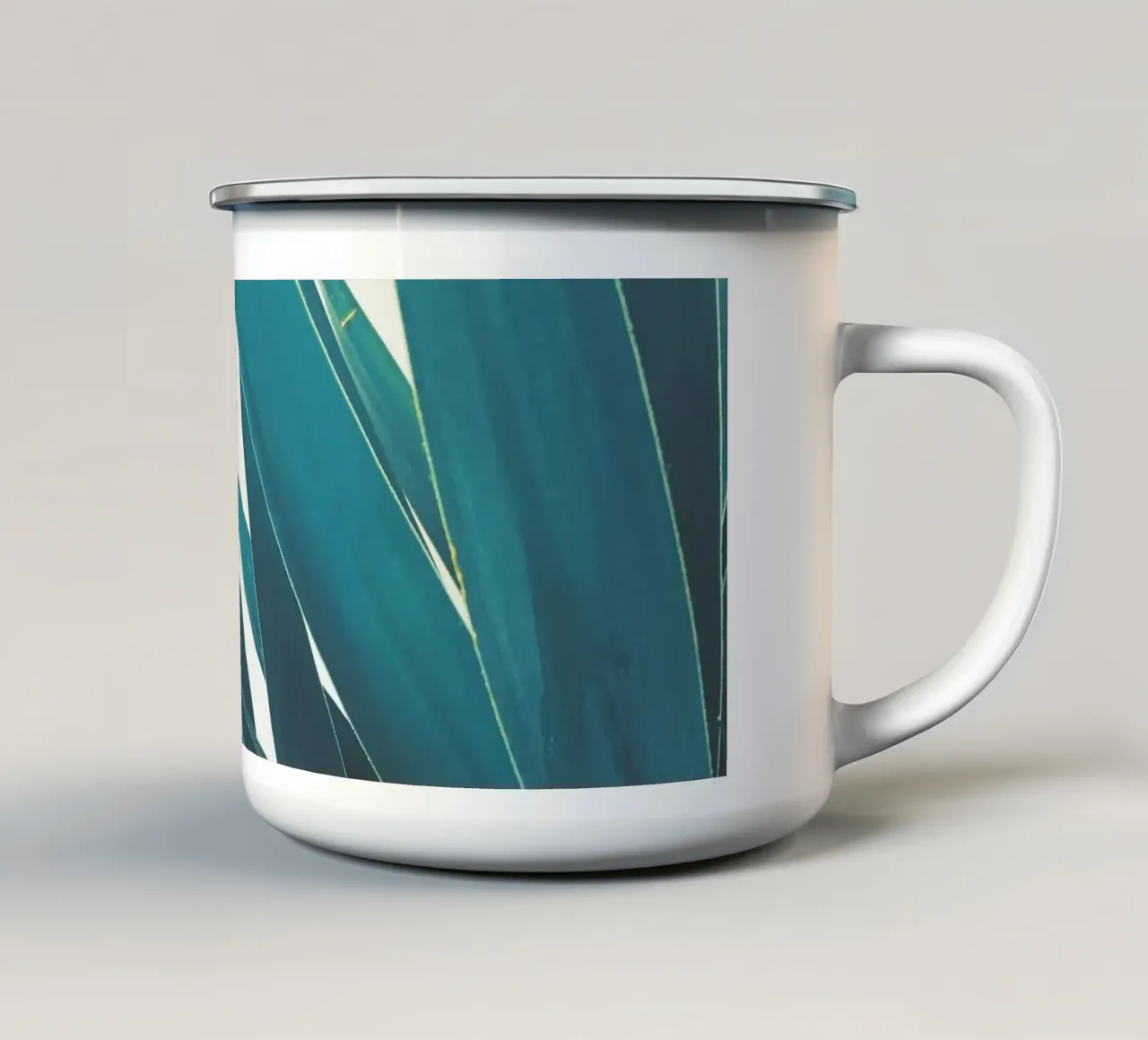 Foglie di yucca II tazza in smalto da Cassia Beck Photography