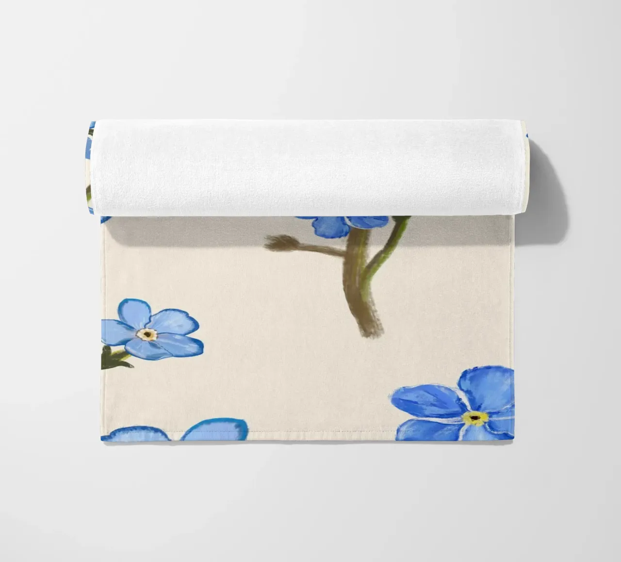Geïsoleerde blauwe bloemen strandhanddoek van gulsengunel