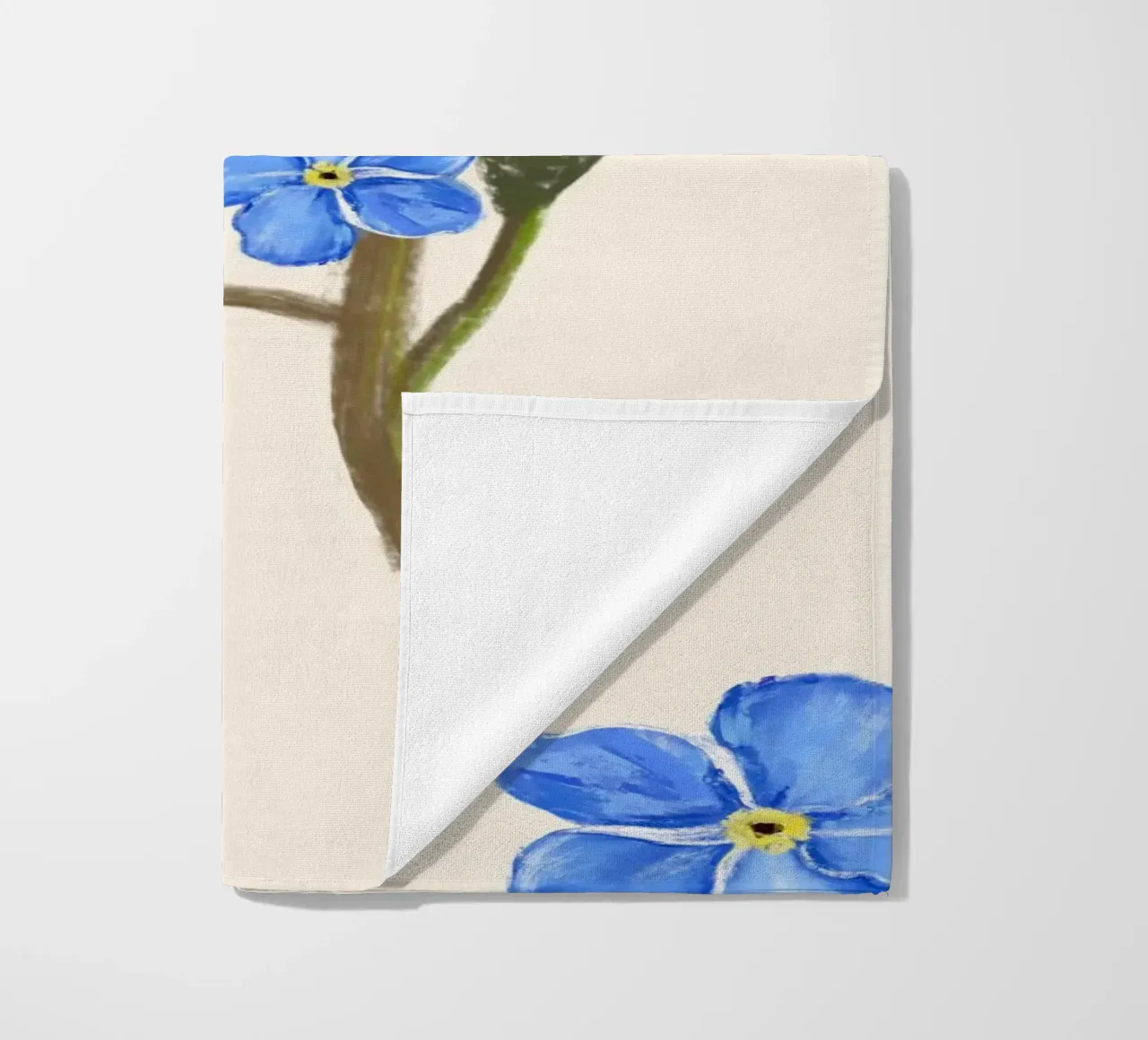 Geïsoleerde blauwe bloemen strandhanddoek van gulsengunel