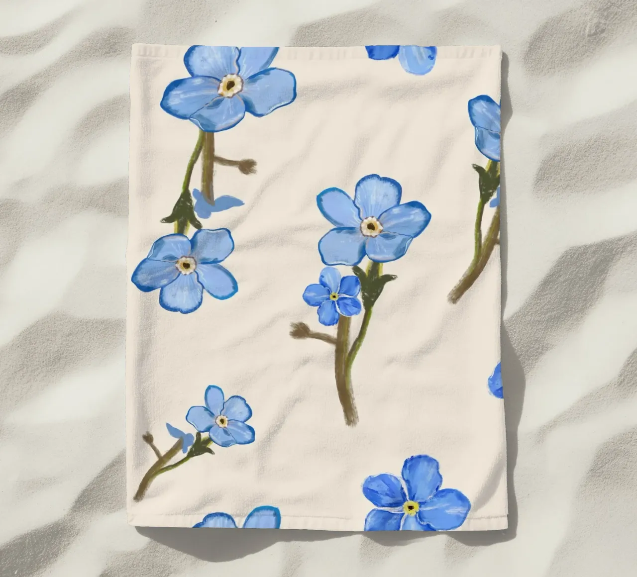 Geïsoleerde blauwe bloemen strandhanddoek van gulsengunel