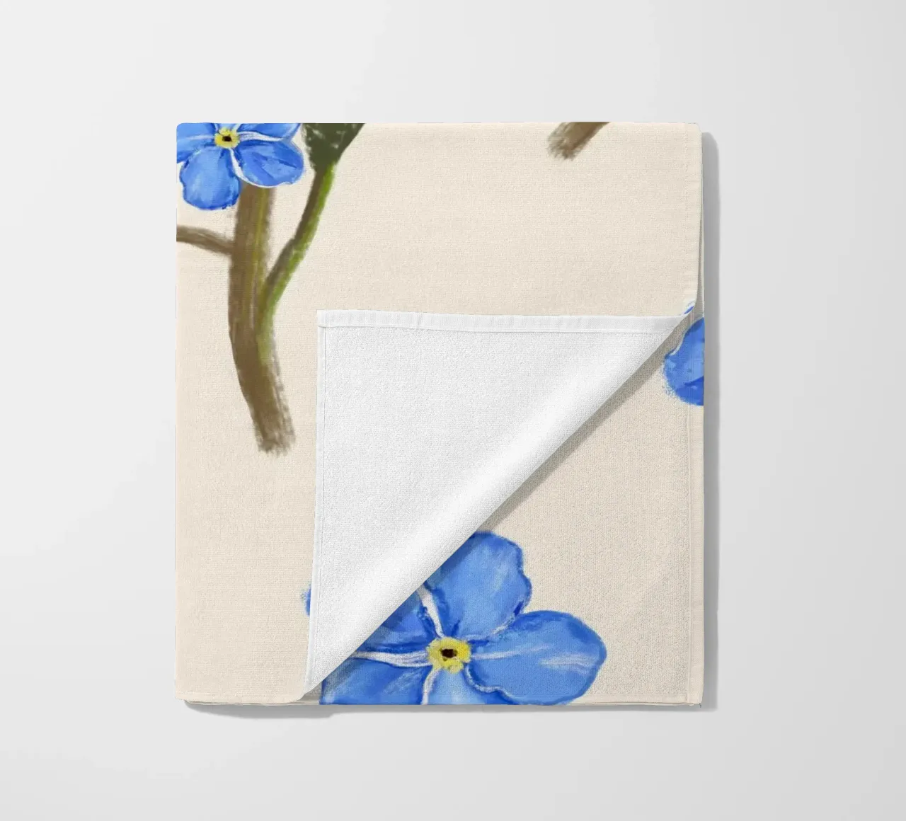 Geïsoleerde blauwe bloemen strandhanddoek van gulsengunel