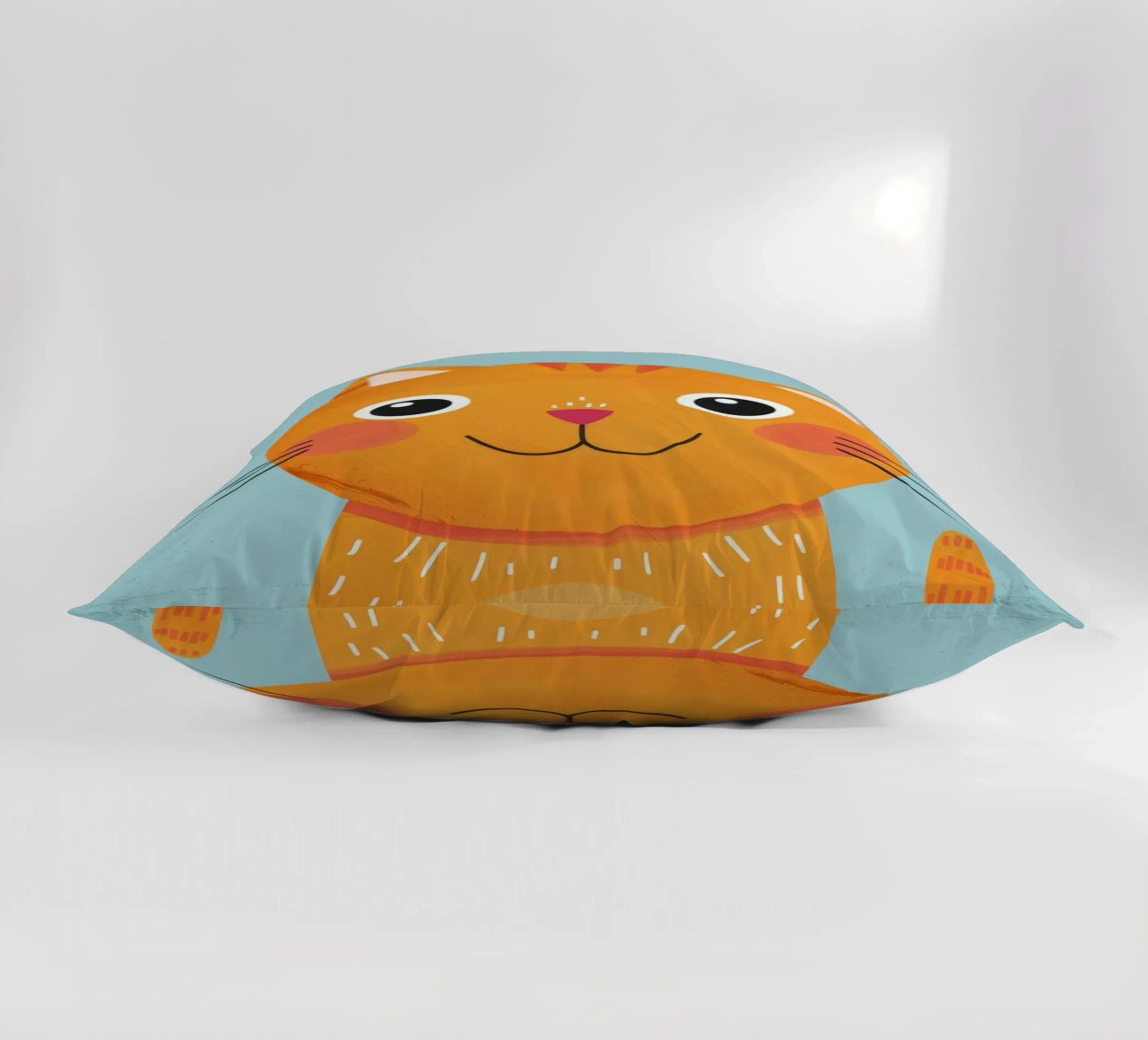 soriano arancione giocherellone con uno sguardo audace e felice cuscino da DesignDoodle