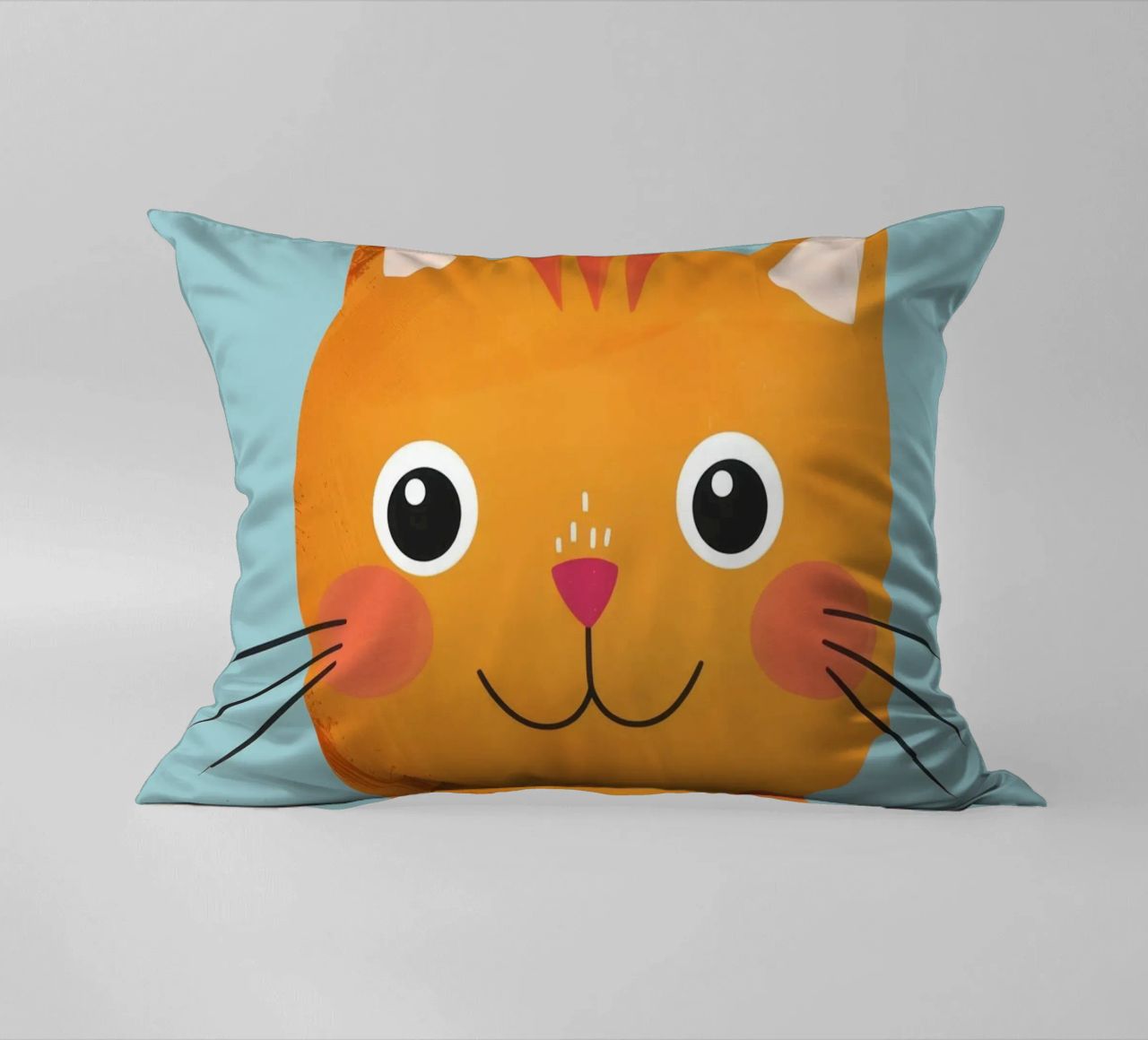 soriano arancione giocherellone con uno sguardo audace e felice cuscino da DesignDoodle