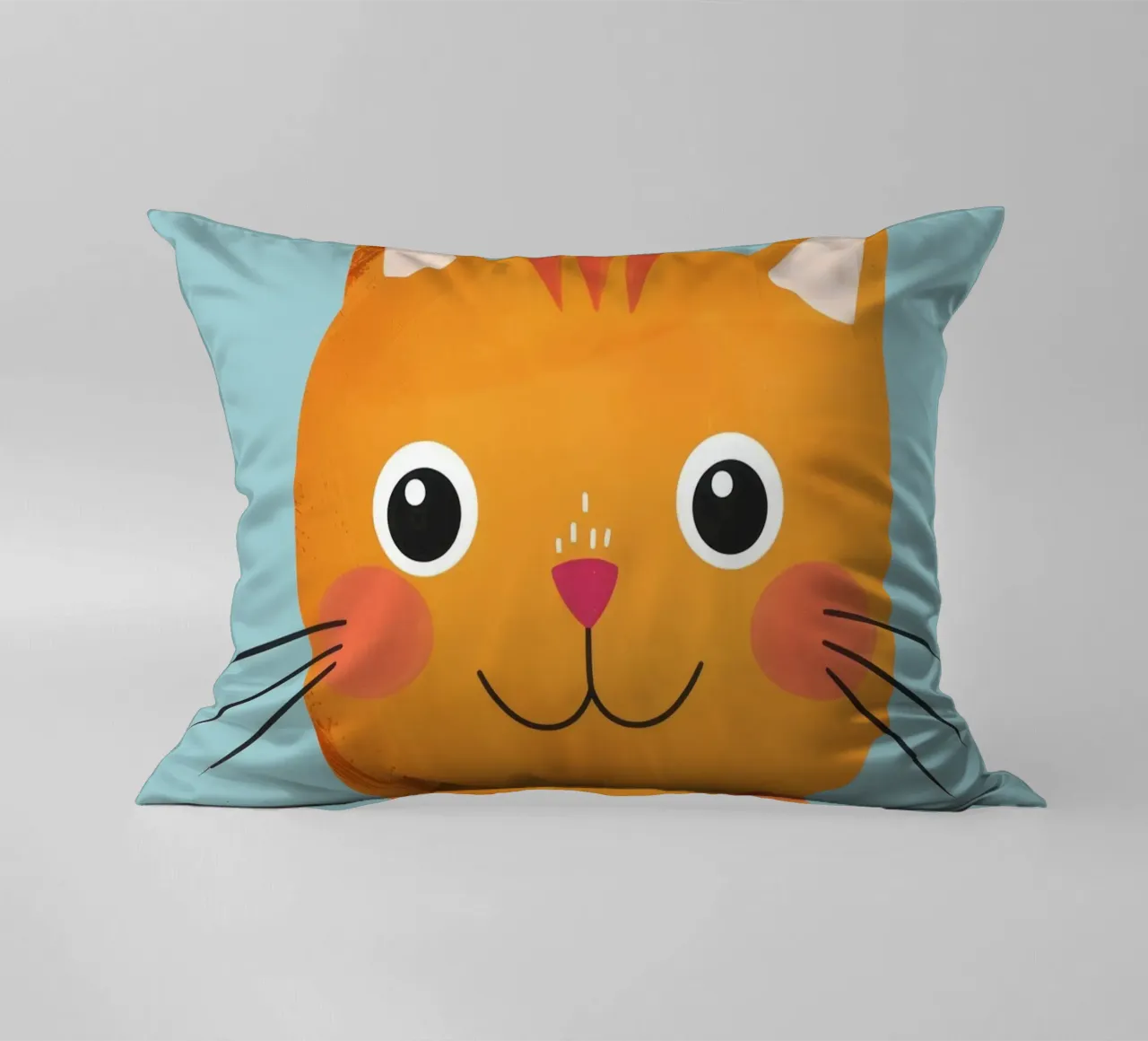 juguetón atigrado naranja de mirada audaz y alegre cojín de DesignDoodle