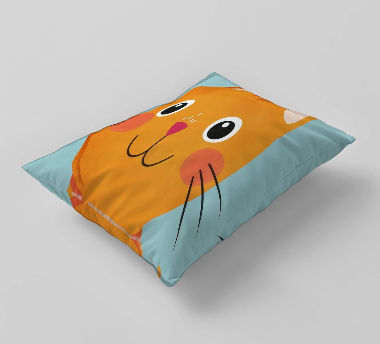 soriano arancione giocherellone con uno sguardo audace e felice cuscino da DesignDoodle