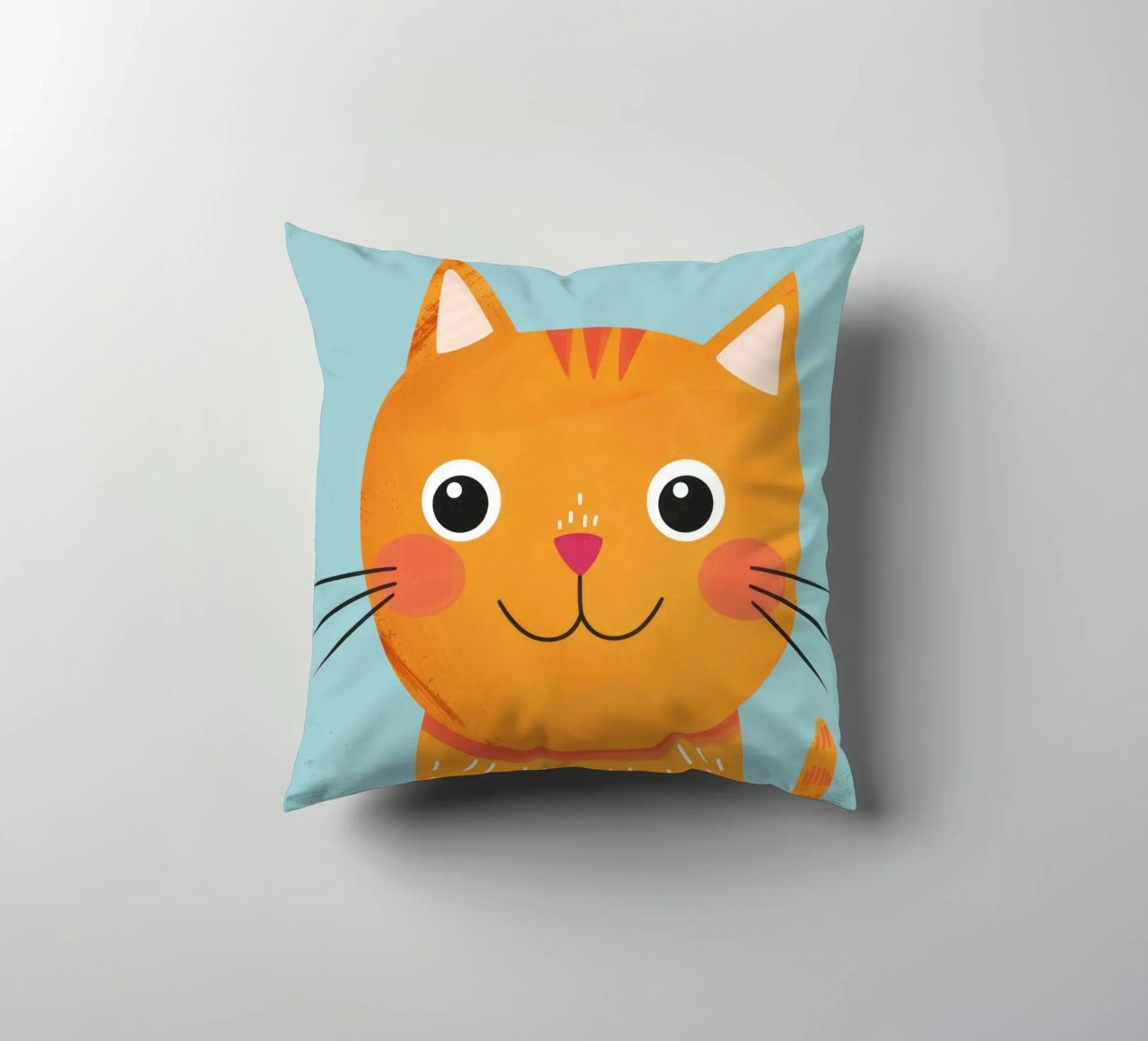 soriano arancione giocherellone con uno sguardo audace e felice cuscino da DesignDoodle
