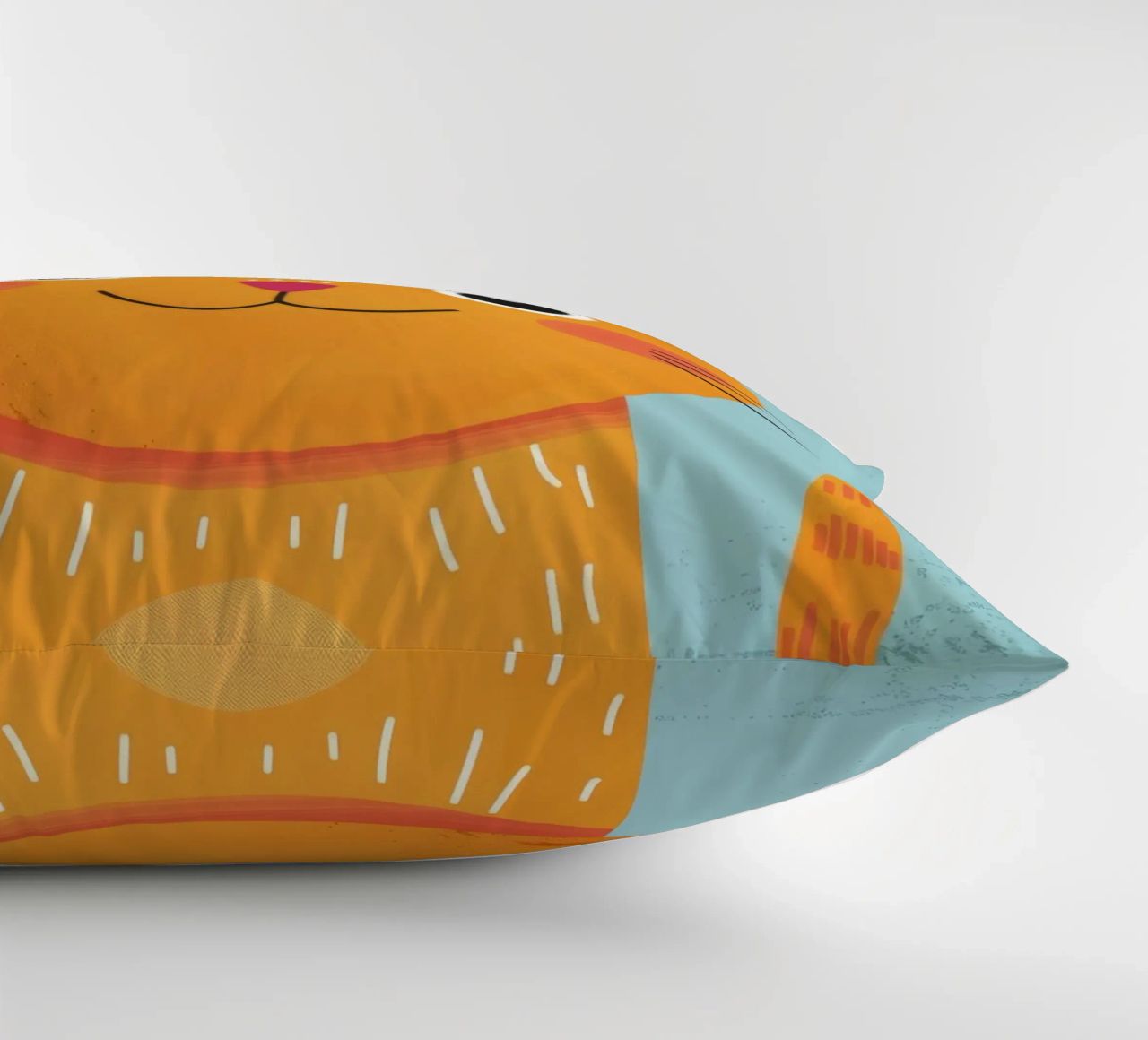 soriano arancione giocherellone con uno sguardo audace e felice cuscino da DesignDoodle