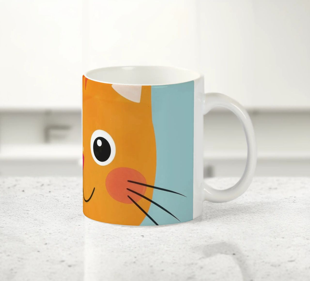 soriano arancione giocherellone con uno sguardo audace e felice tazza in ceramica da DesignDoodle