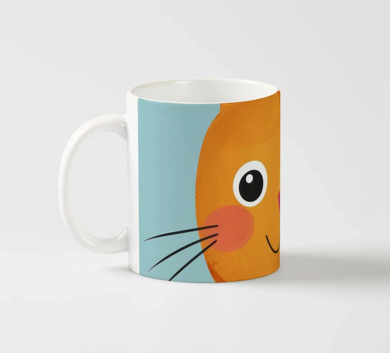 soriano arancione giocherellone con uno sguardo audace e felice tazza in ceramica da DesignDoodle