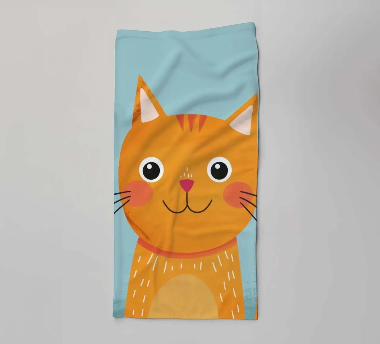 soriano arancione giocherellone con uno sguardo audace e felice asciugamano da bagno da DesignDoodle