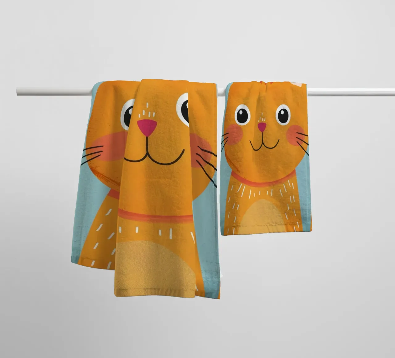soriano arancione giocherellone con uno sguardo audace e felice asciugamano da bagno da DesignDoodle
