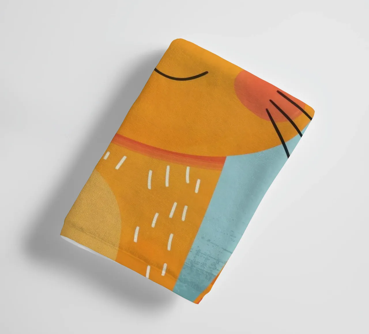 soriano arancione giocherellone con uno sguardo audace e felice asciugamano da bagno da DesignDoodle