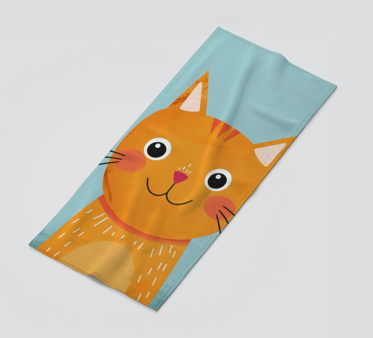 soriano arancione giocherellone con uno sguardo audace e felice telo mare da DesignDoodle