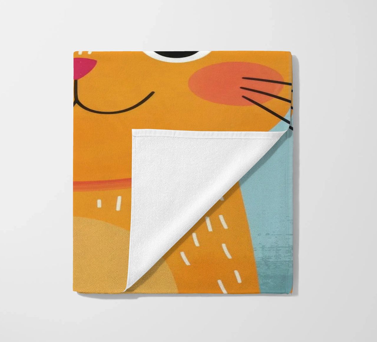 soriano arancione giocherellone con uno sguardo audace e felice telo mare da DesignDoodle