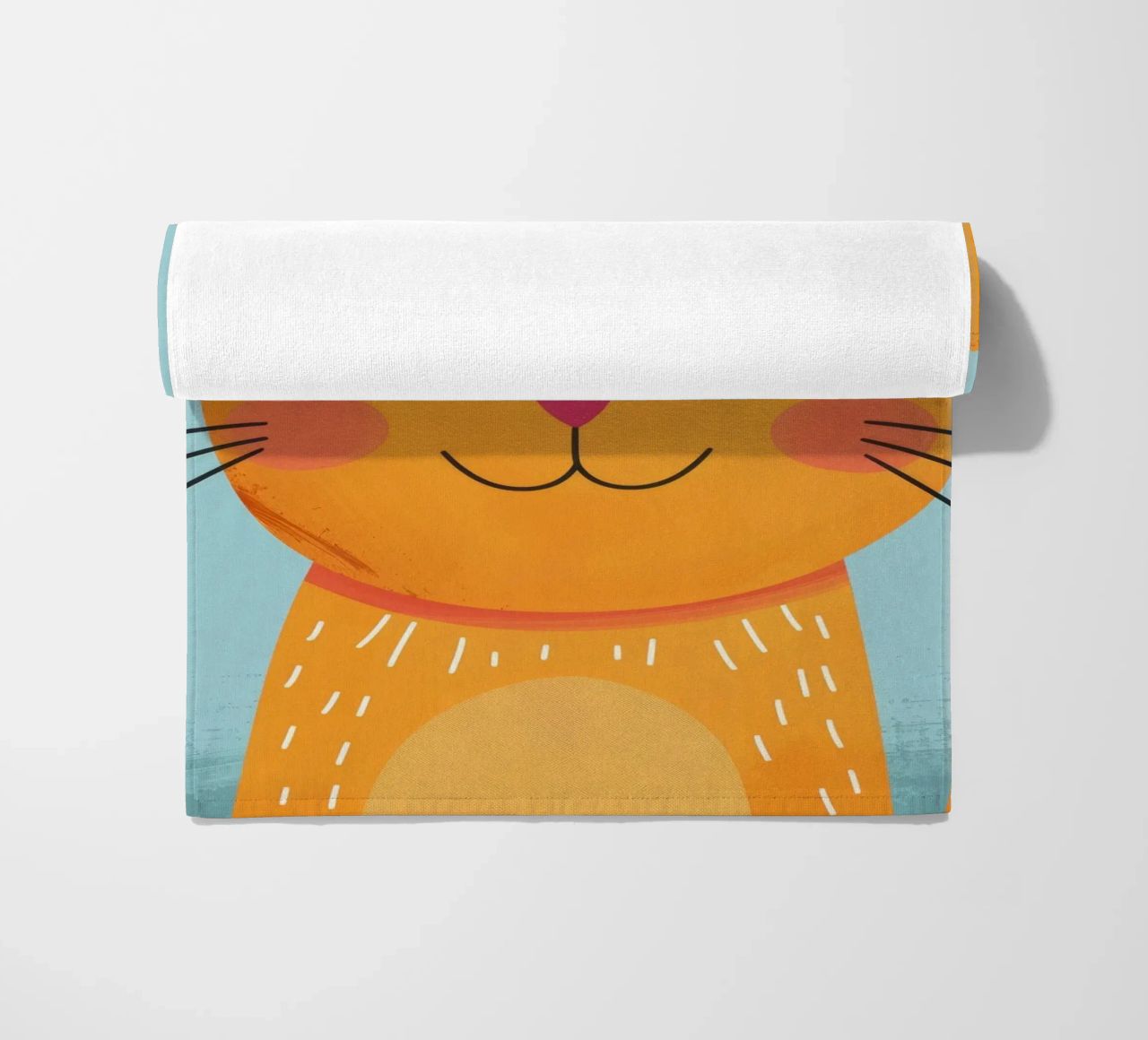 soriano arancione giocherellone con uno sguardo audace e felice telo mare da DesignDoodle