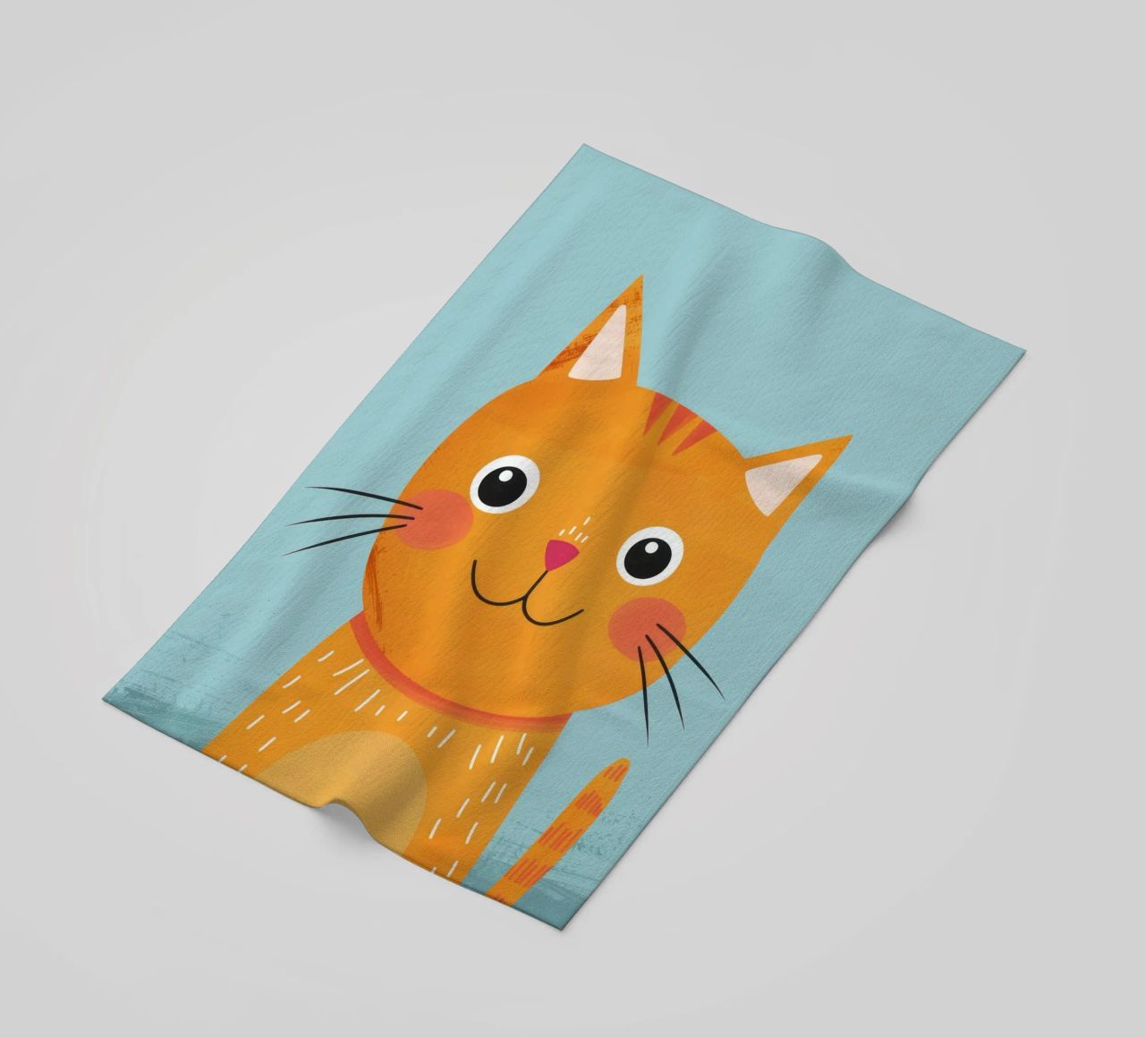 soriano arancione giocherellone con uno sguardo audace e felice telo mare da DesignDoodle