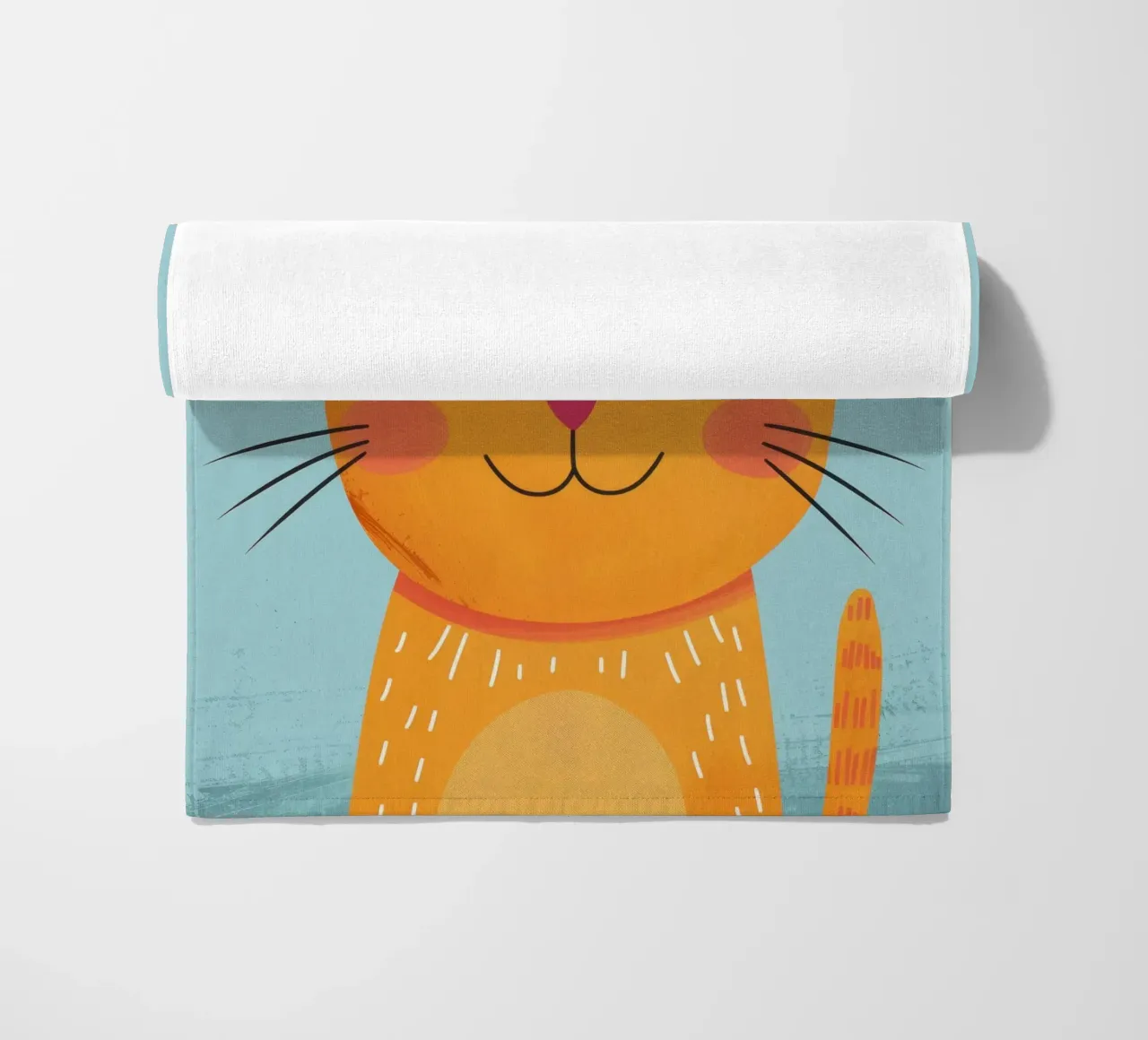 soriano arancione giocherellone con uno sguardo audace e felice telo mare da DesignDoodle