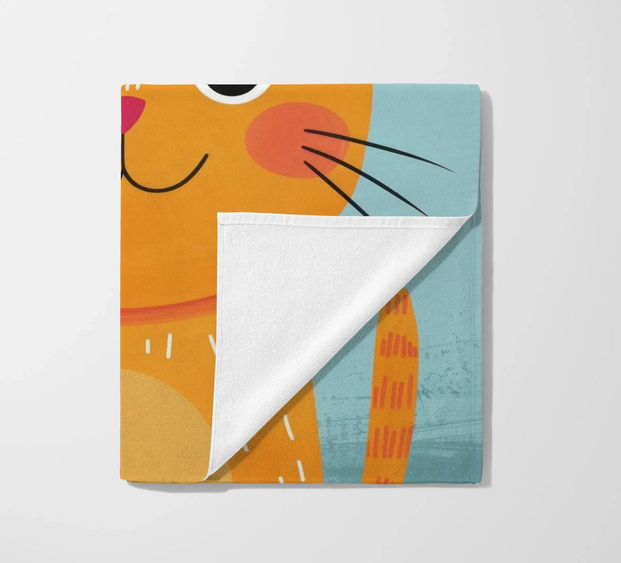 soriano arancione giocherellone con uno sguardo audace e felice telo mare da DesignDoodle