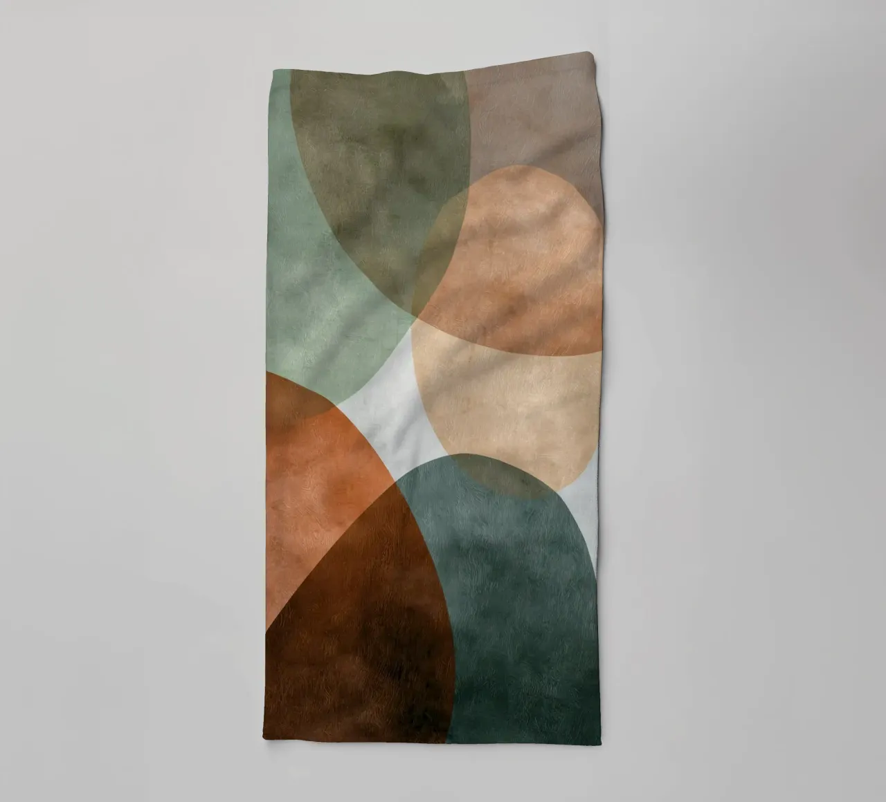 Natuurlijke abstracte compositie met subtiele textuur badhanddoek van Artbyvo