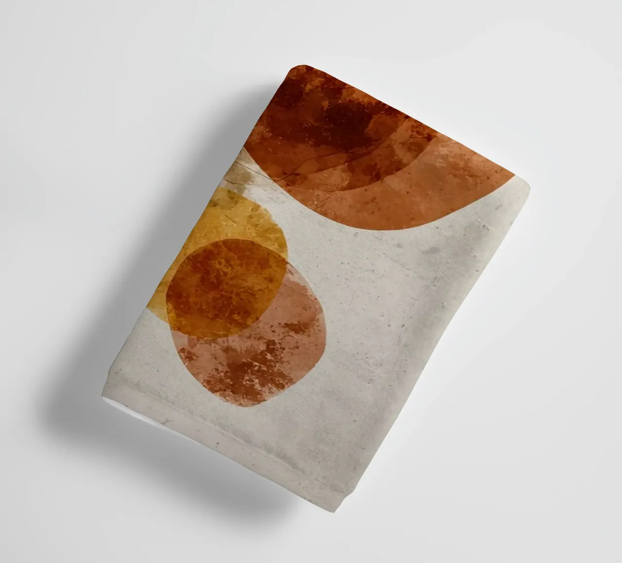 Composizione blu tenue con tocchi di terra asciugamano da bagno da Artbyvo
