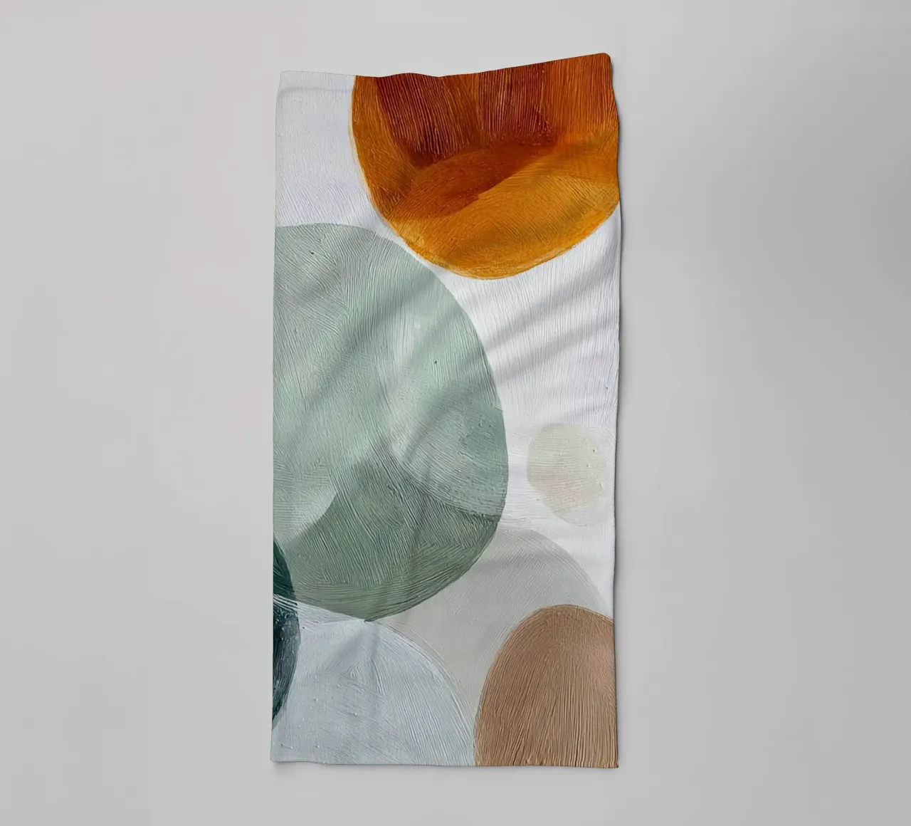 Zachte overlapping in aardetinten Abstracte kunst badhanddoek van Artbyvo