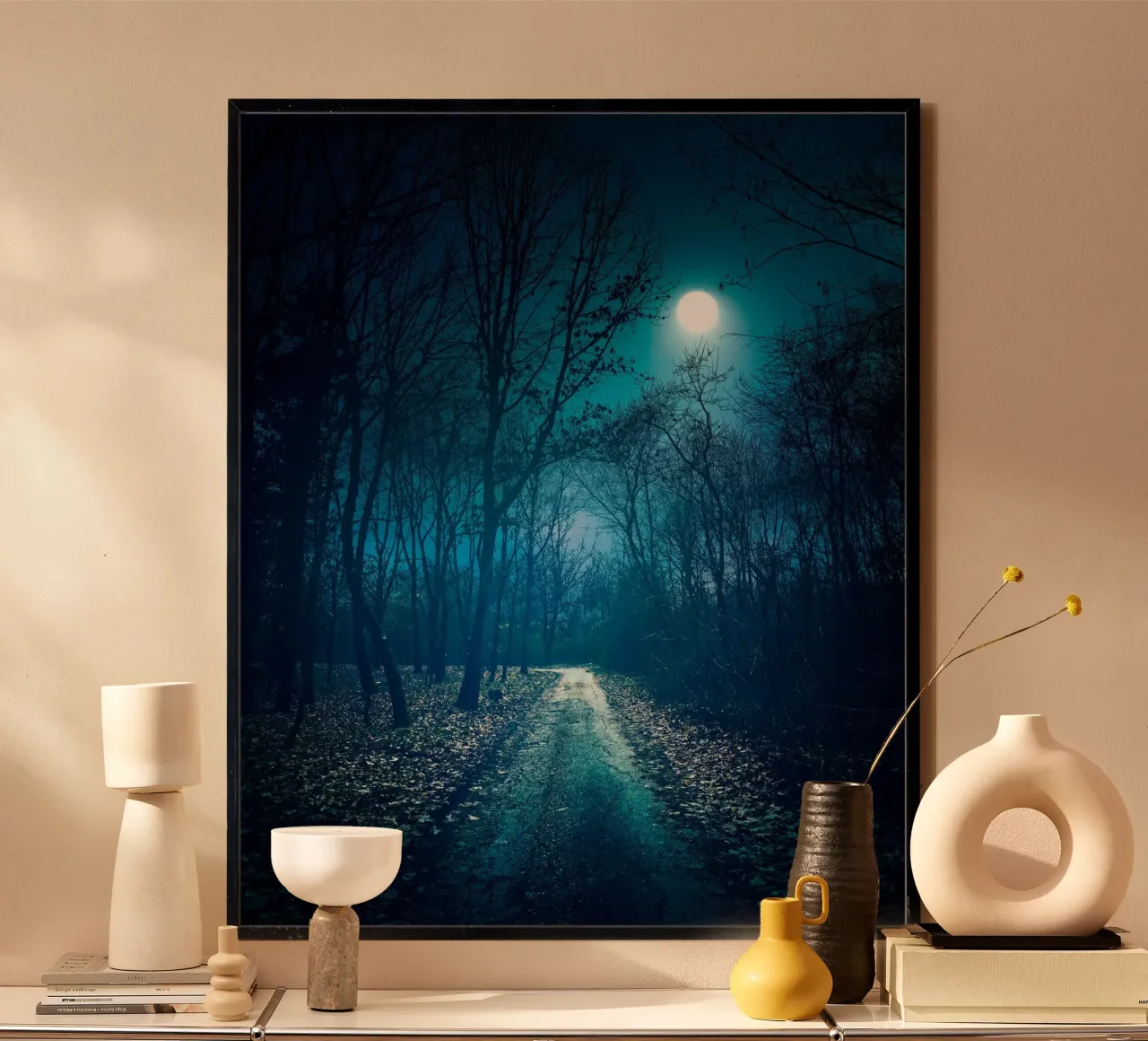 luce della luna nella via della foresta poster con telaio in legno da space words