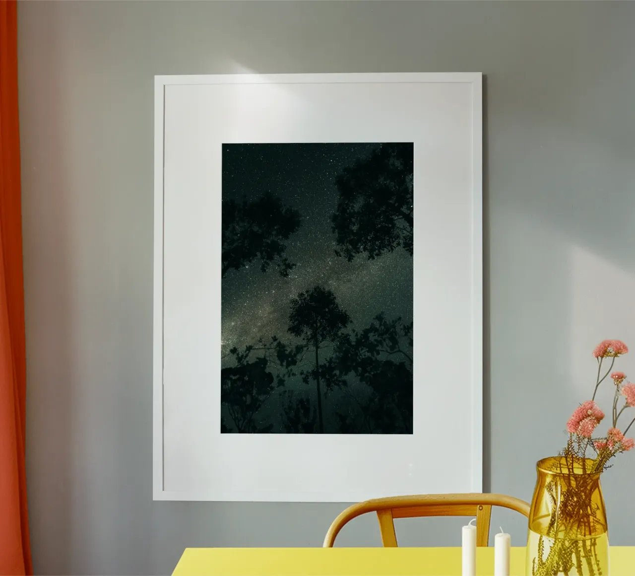 il buio tra gli alberi poster con telaio in legno da space words