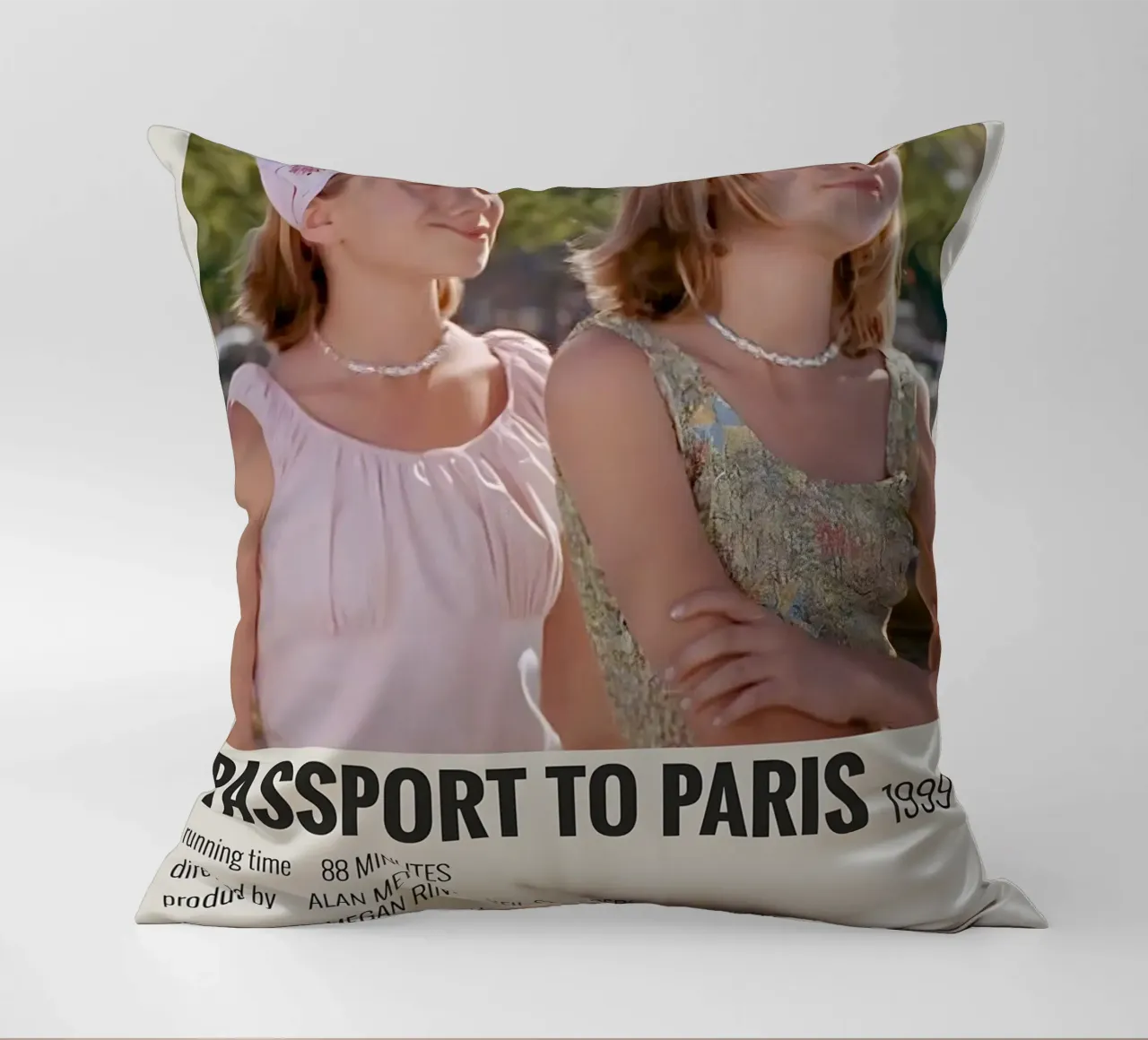PASSPORT TO PARIS 1999 kussen van MVFminimalist