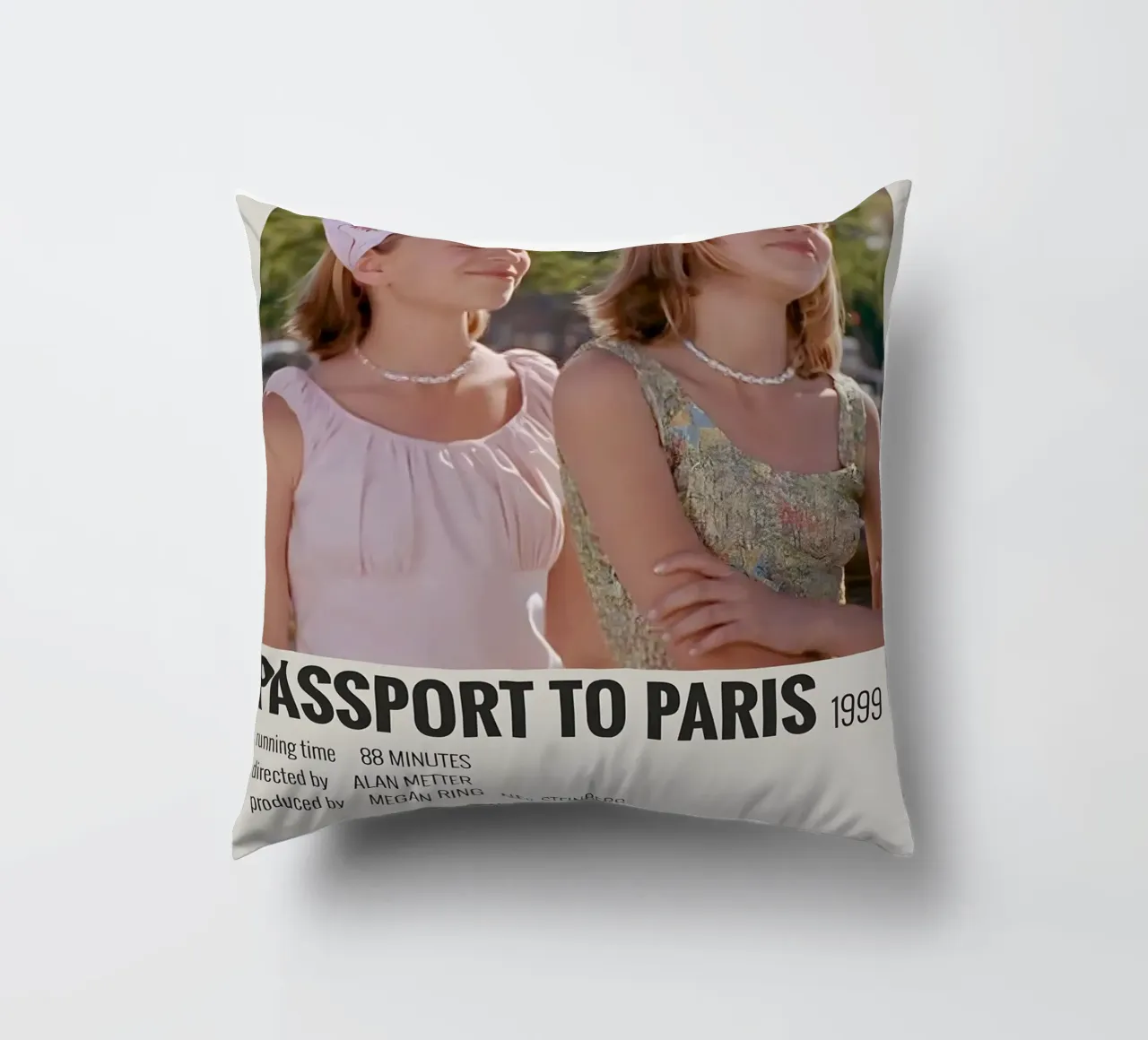 PASSPORT TO PARIS 1999 kussen van MVFminimalist