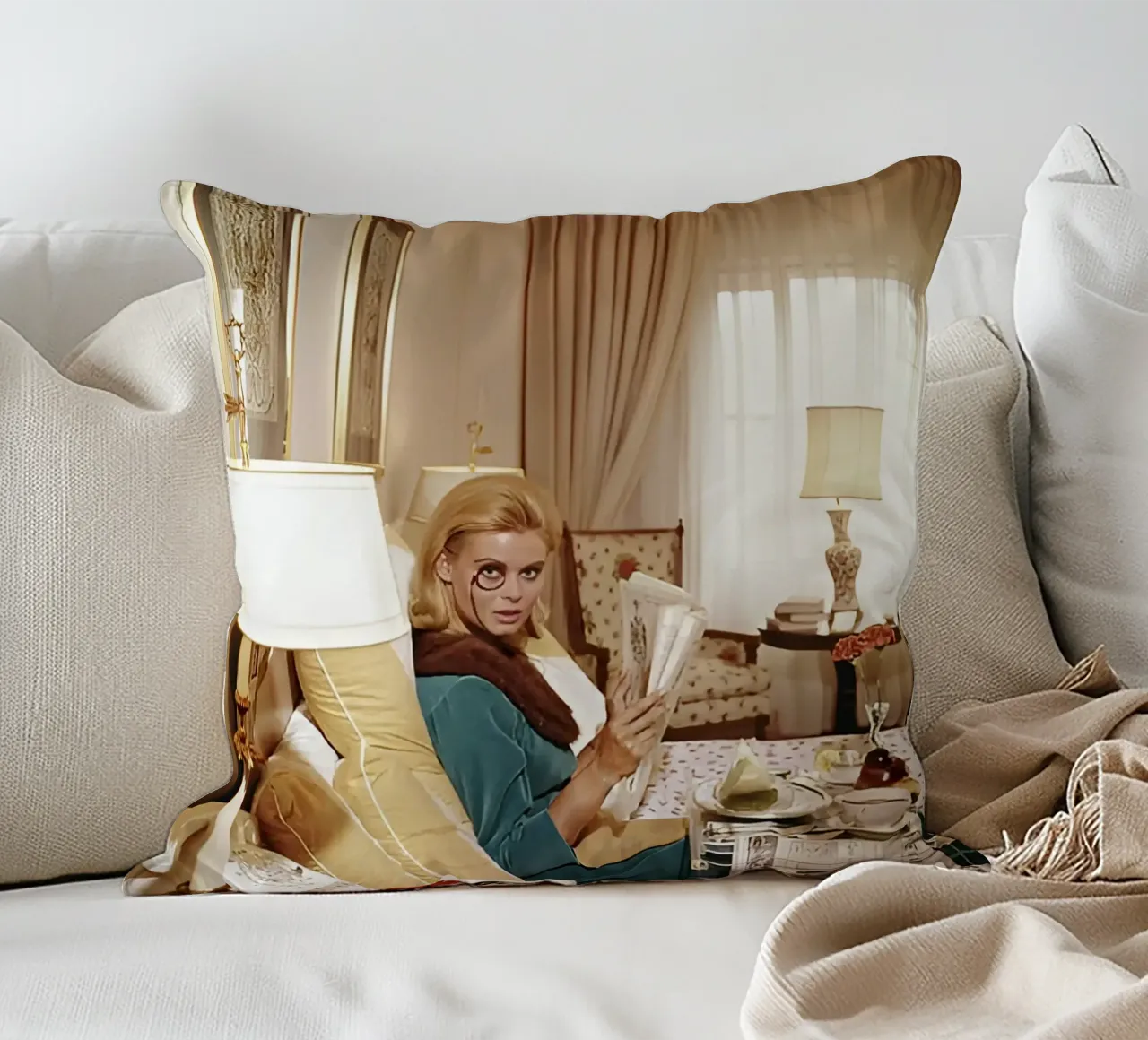 Slim Aarons - Monocled Miss cuscino da kaitlinparkershop
