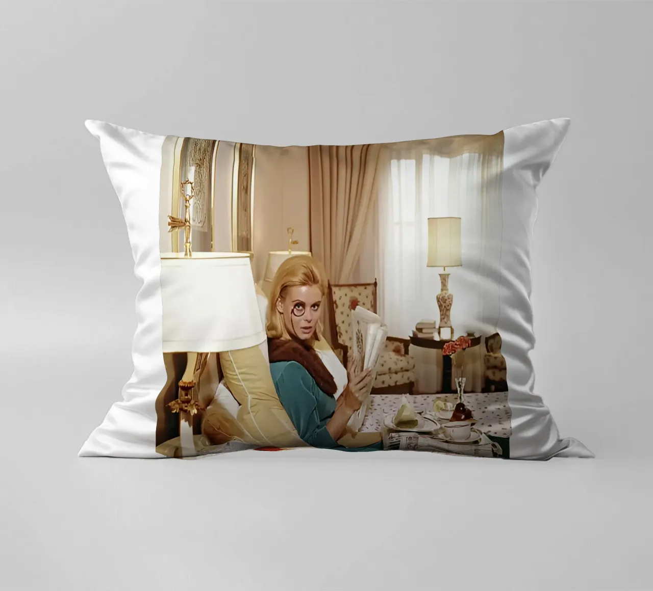 Slim Aarons - Monocled Miss cuscino da kaitlinparkershop