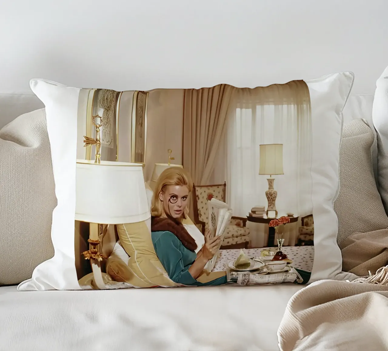 Slim Aarons - Monocled Miss cuscino da kaitlinparkershop