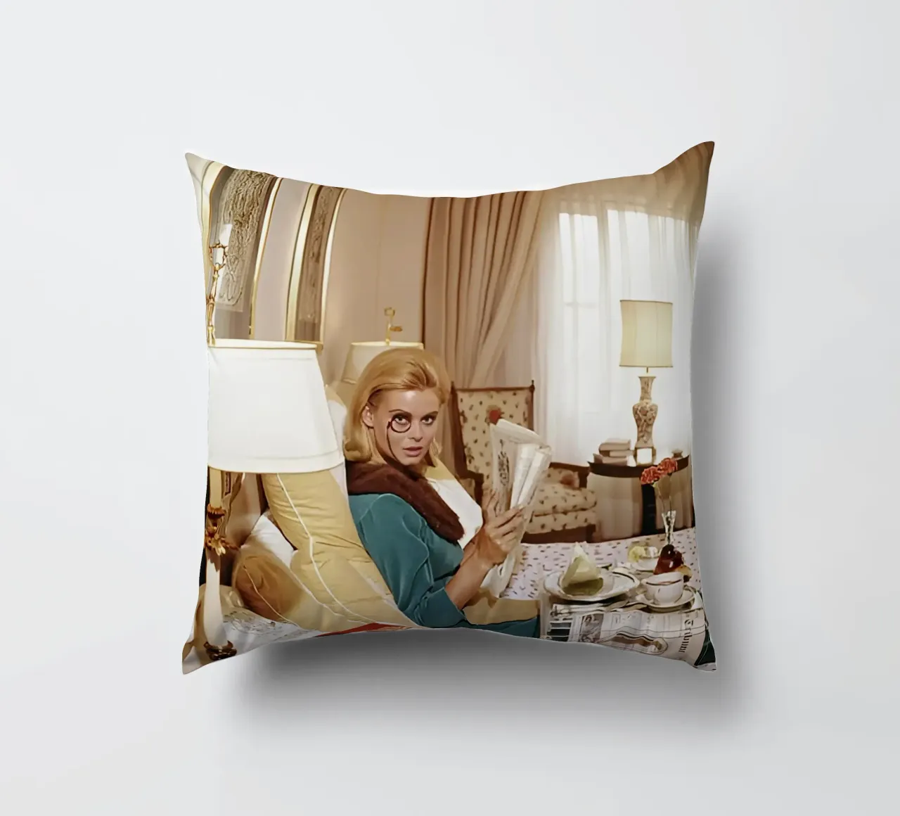 Slim Aarons - Monocled Miss cuscino da kaitlinparkershop