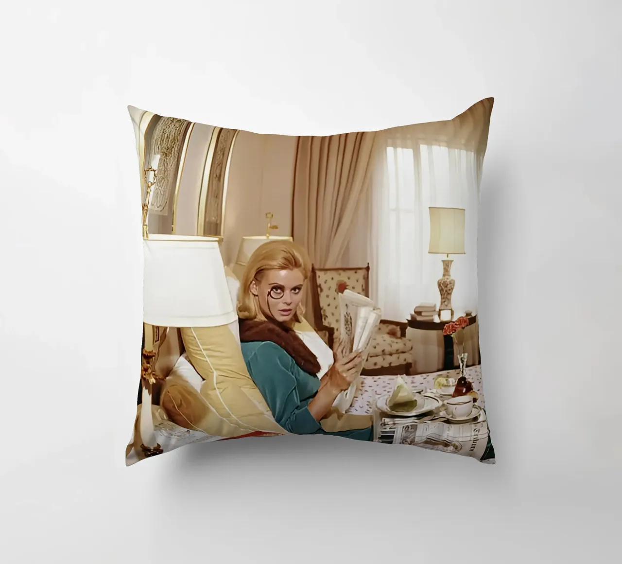 Slim Aarons - Monocled Miss cuscino da kaitlinparkershop
