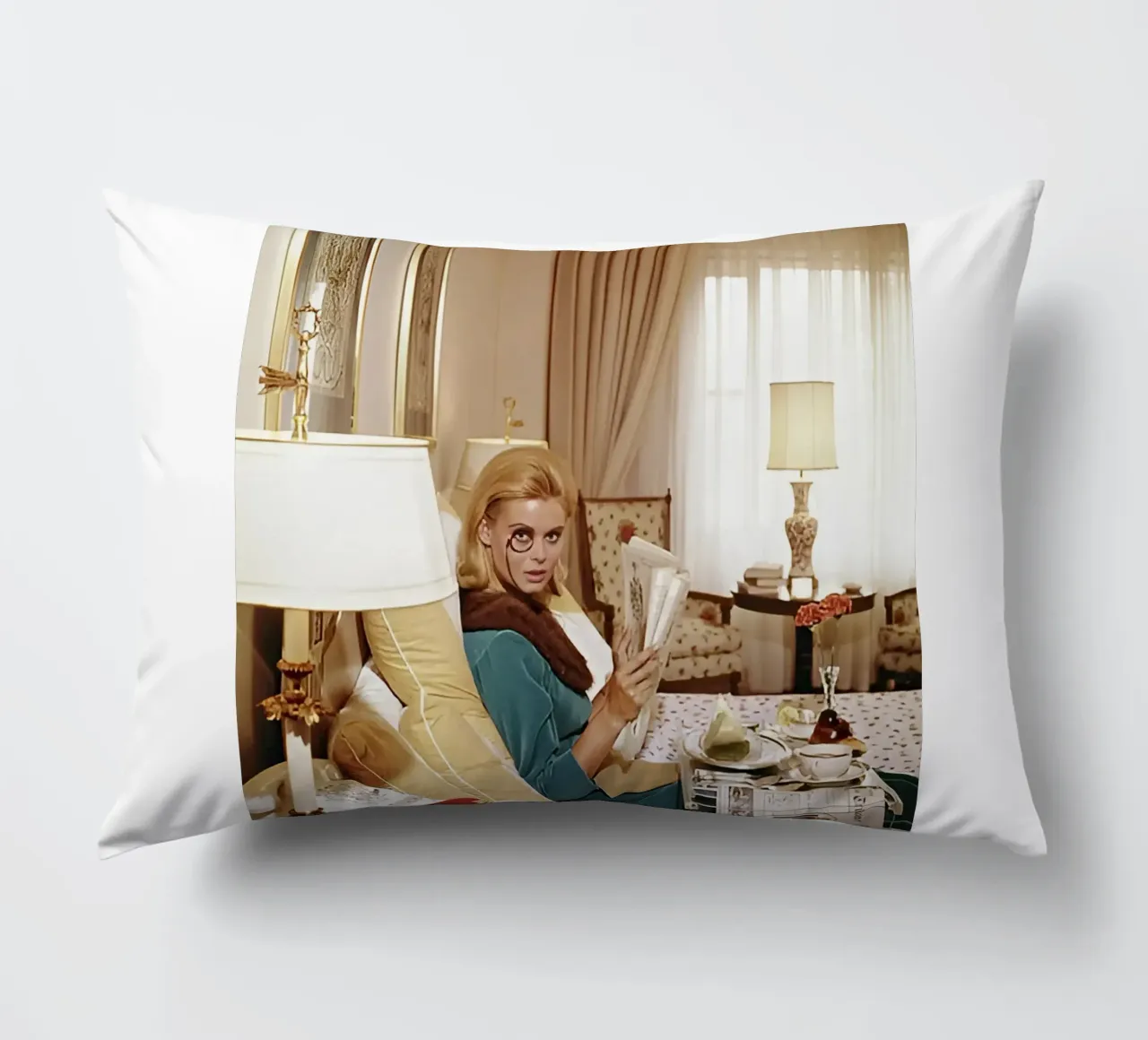 Slim Aarons - Monocled Miss cuscino da kaitlinparkershop