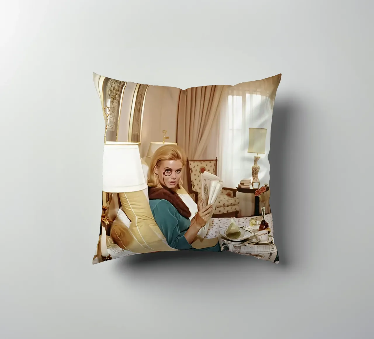 Slim Aarons - Monocled Miss cuscino da kaitlinparkershop