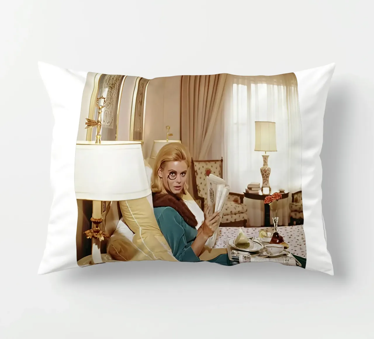 Slim Aarons - Monocled Miss cuscino da kaitlinparkershop
