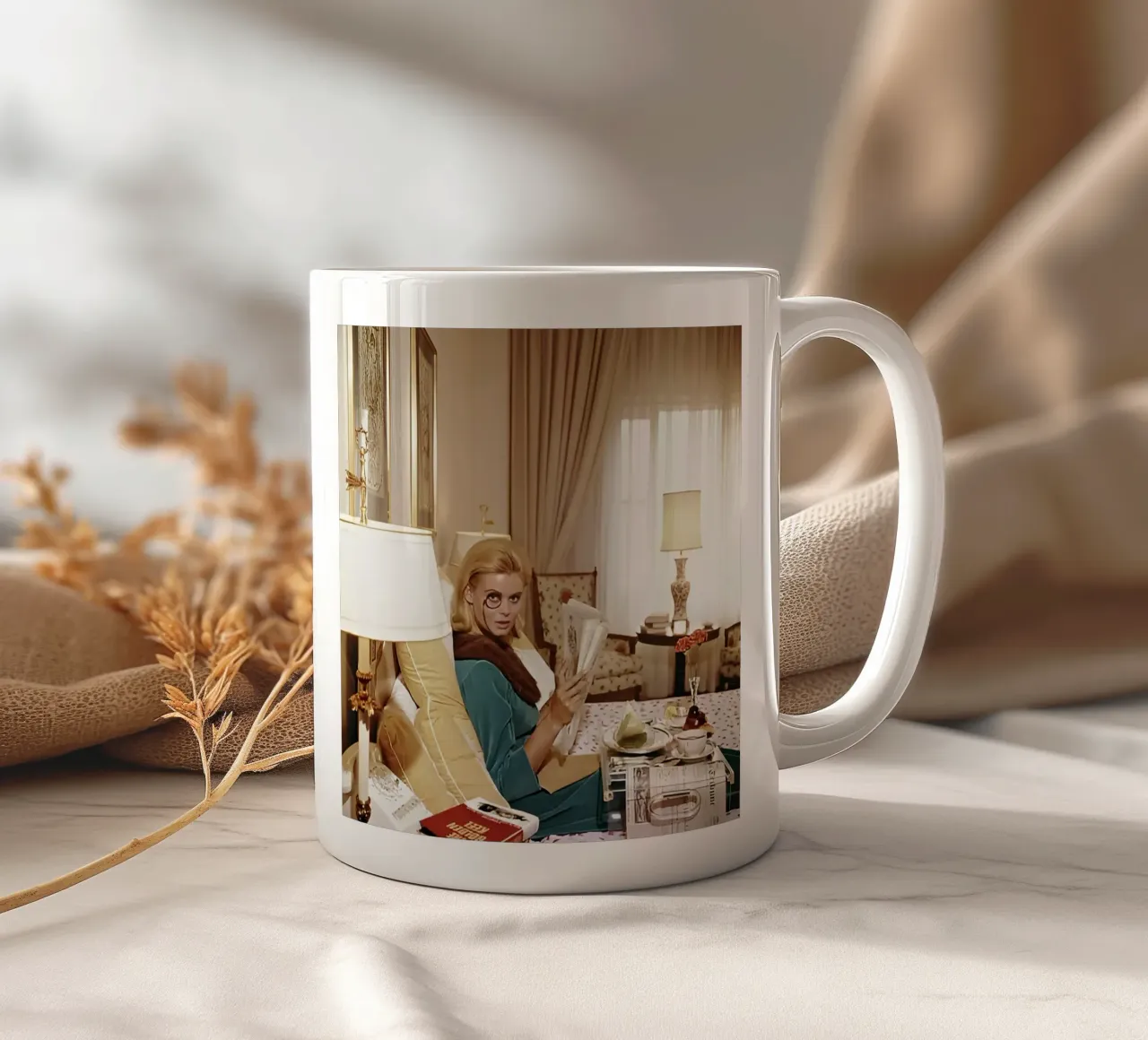 Slim Aarons - Monocled Miss tazza in ceramica da kaitlinparkershop