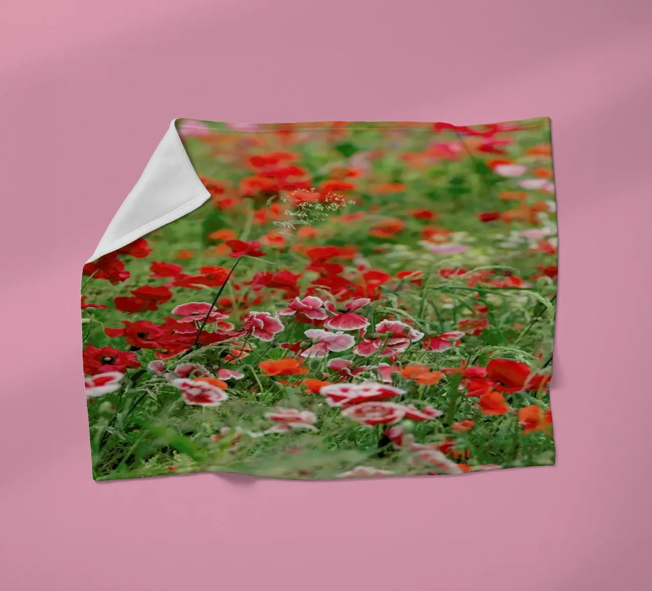 Poppy Flowerfield Landscape coperta in pile da Curious Collections by Marielle Leenders