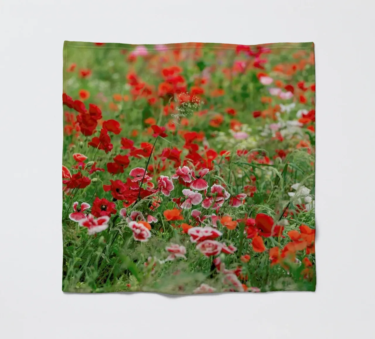Poppy Flowerfield Landscape coperta in pile da Curious Collections by Marielle Leenders