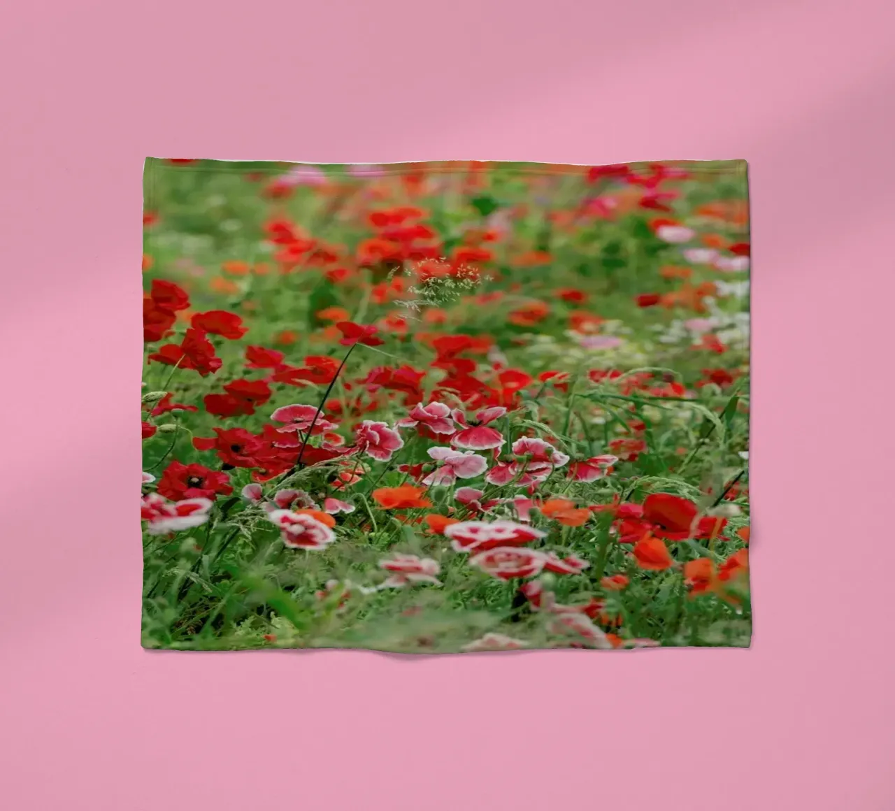 Poppy Flowerfield Landscape coperta in pile da Curious Collections by Marielle Leenders