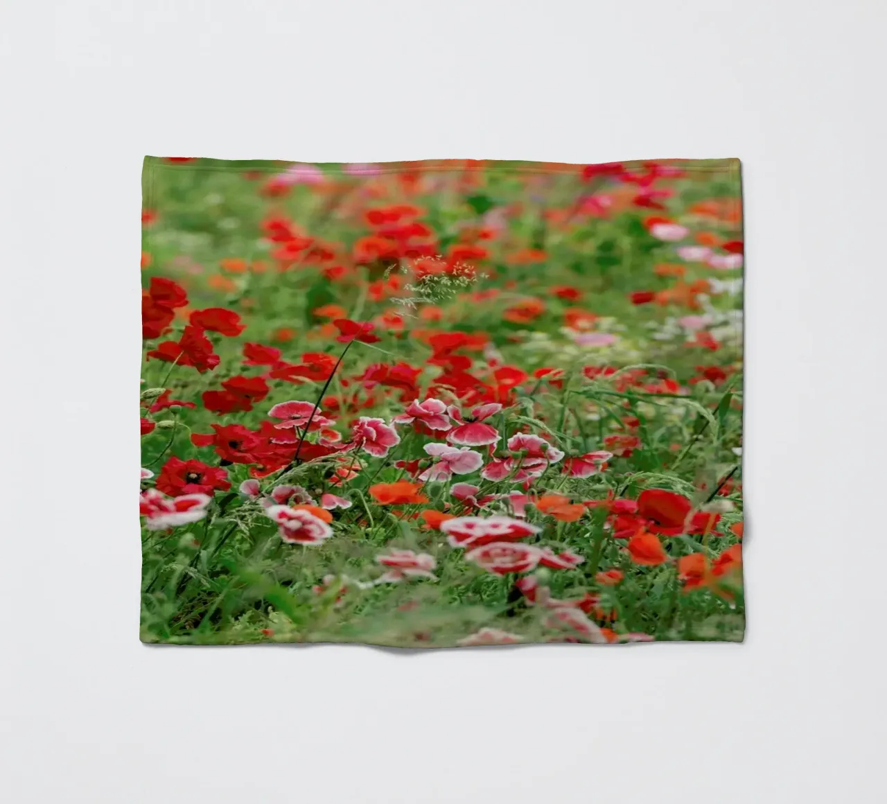 Poppy Flowerfield Landscape coperta in pile da Curious Collections by Marielle Leenders