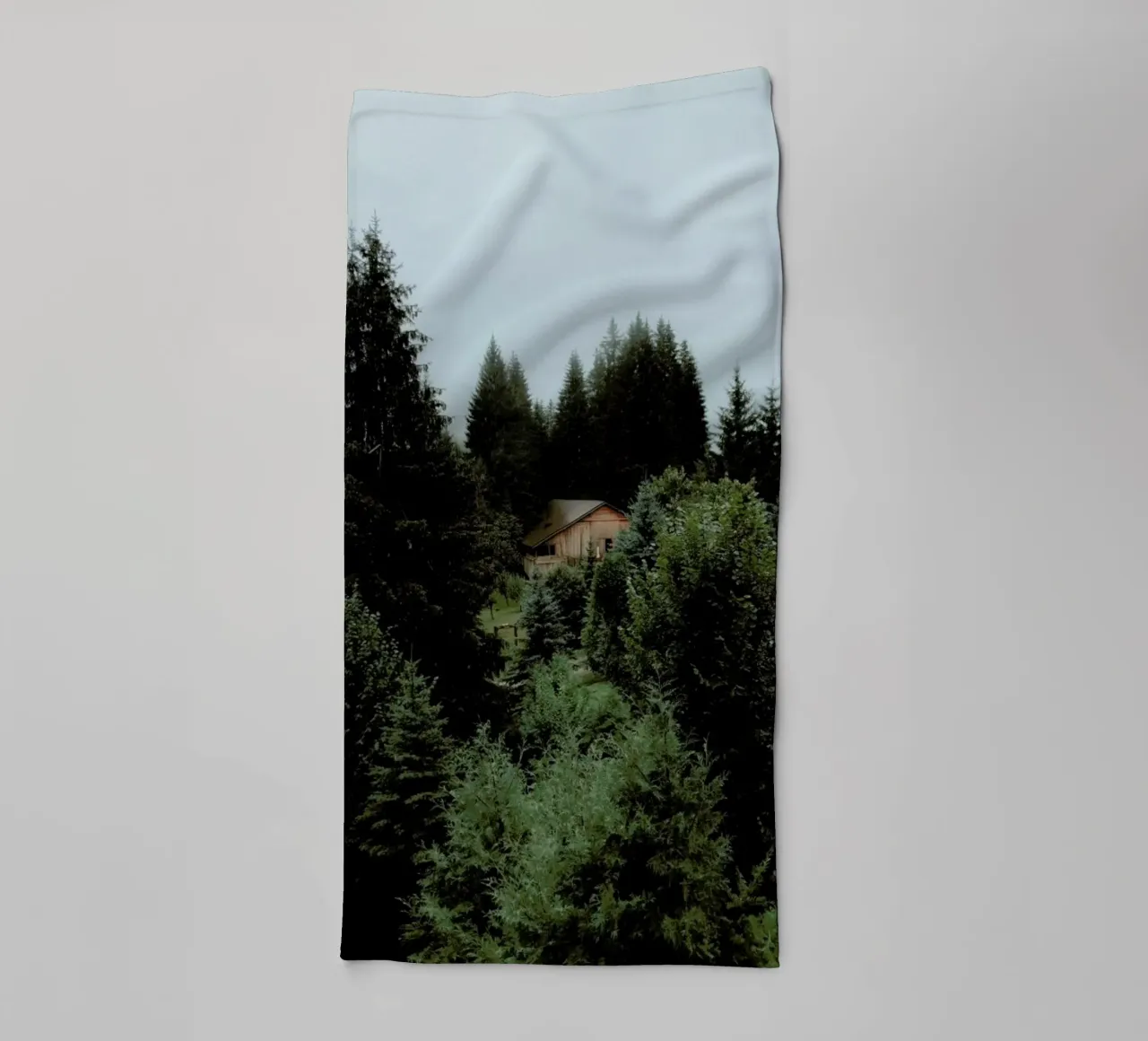 Cabin In The Woods asciugamano da bagno da Sebastian Hilgetag